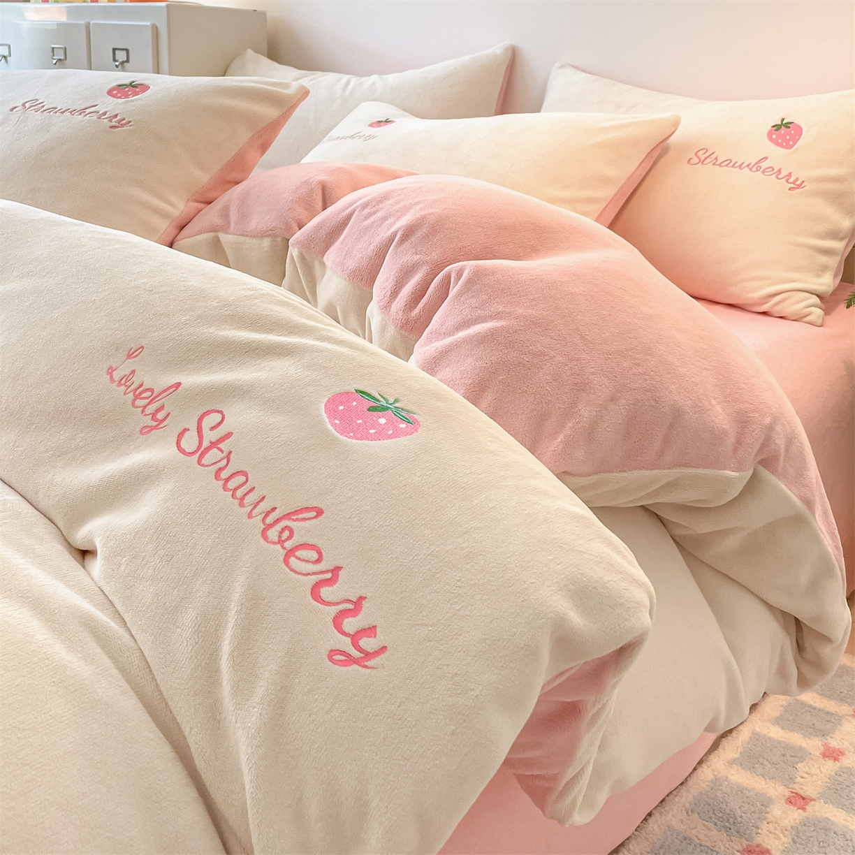 91家纺网 家纺一手货源 找家纺 美澳家纺 2025新款刺绣ins小清新高克重牛奶绒四件套床笠款四件套 草莓-奶白