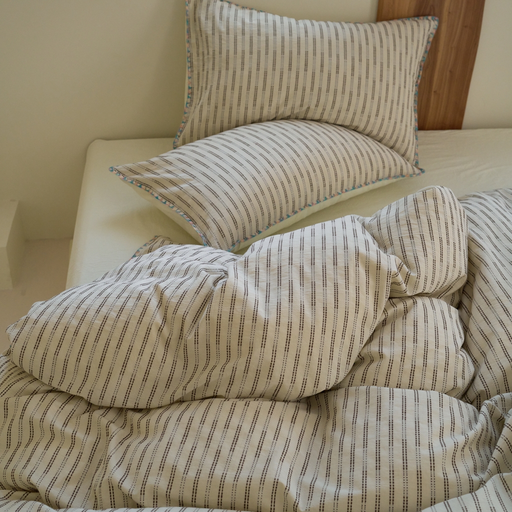 91家纺网 家纺一手货源 找家纺 洋铭区（原狠狠爱） 2025新款慕斯VS早安水洗棉彩边色织提花四件套 慕斯浅奶黄