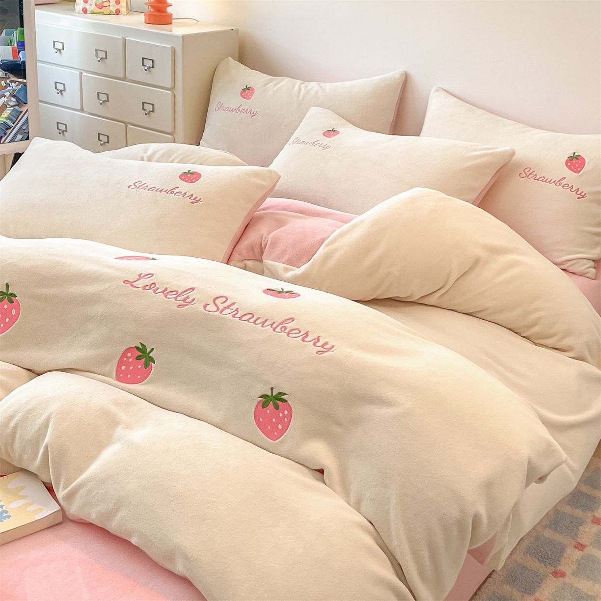 91家纺网 家纺一手货源 找家纺 美澳家纺 2025新款刺绣ins小清新高克重牛奶绒四件套床笠款四件套 草莓-奶白