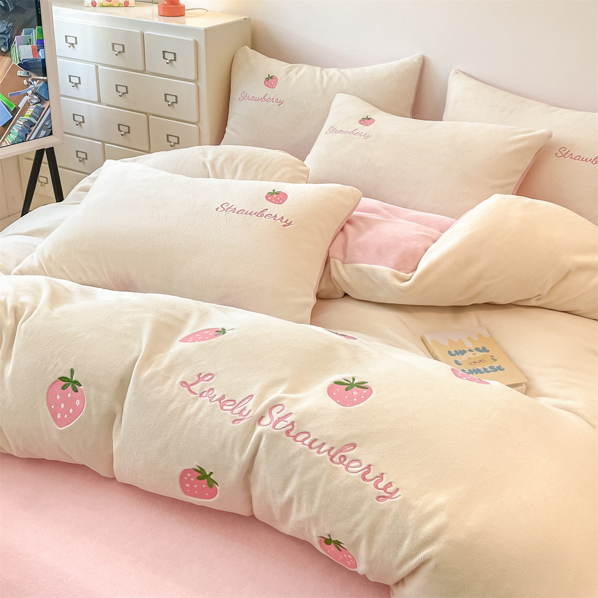 91家纺网 家纺一手货源 找家纺 美澳家纺 2025新款刺绣ins小清新高克重牛奶绒四件套床笠款四件套 草莓-奶白
