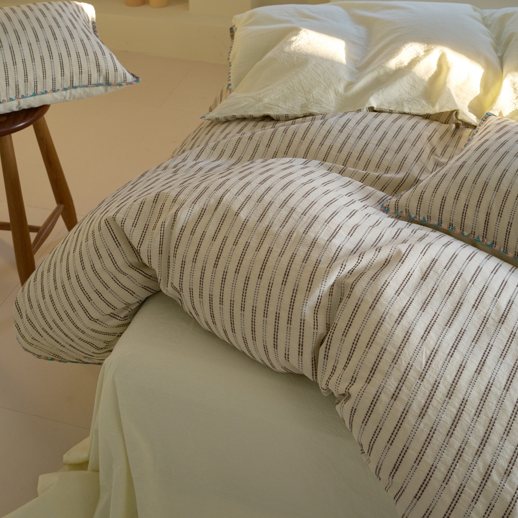 91家纺网 家纺一手货源 找家纺 洋铭区（原狠狠爱） 2025新款慕斯VS早安水洗棉彩边色织提花四件套 慕斯浅奶黄