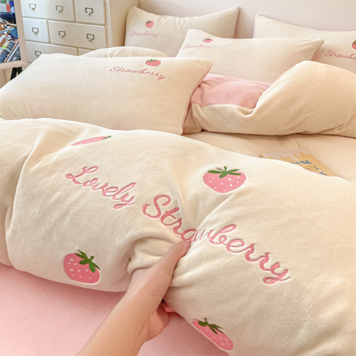 91家纺网 家纺一手货源 找家纺 美澳家纺 2025新款刺绣ins小清新高克重牛奶绒四件套床笠款四件套 草莓-奶白