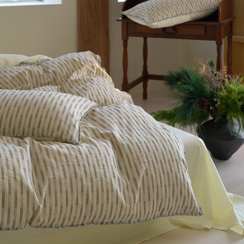 91家纺网 家纺一手货源 找家纺 洋铭区（原狠狠爱） 2025新款慕斯VS早安水洗棉彩边色织提花四件套 慕斯浅奶黄