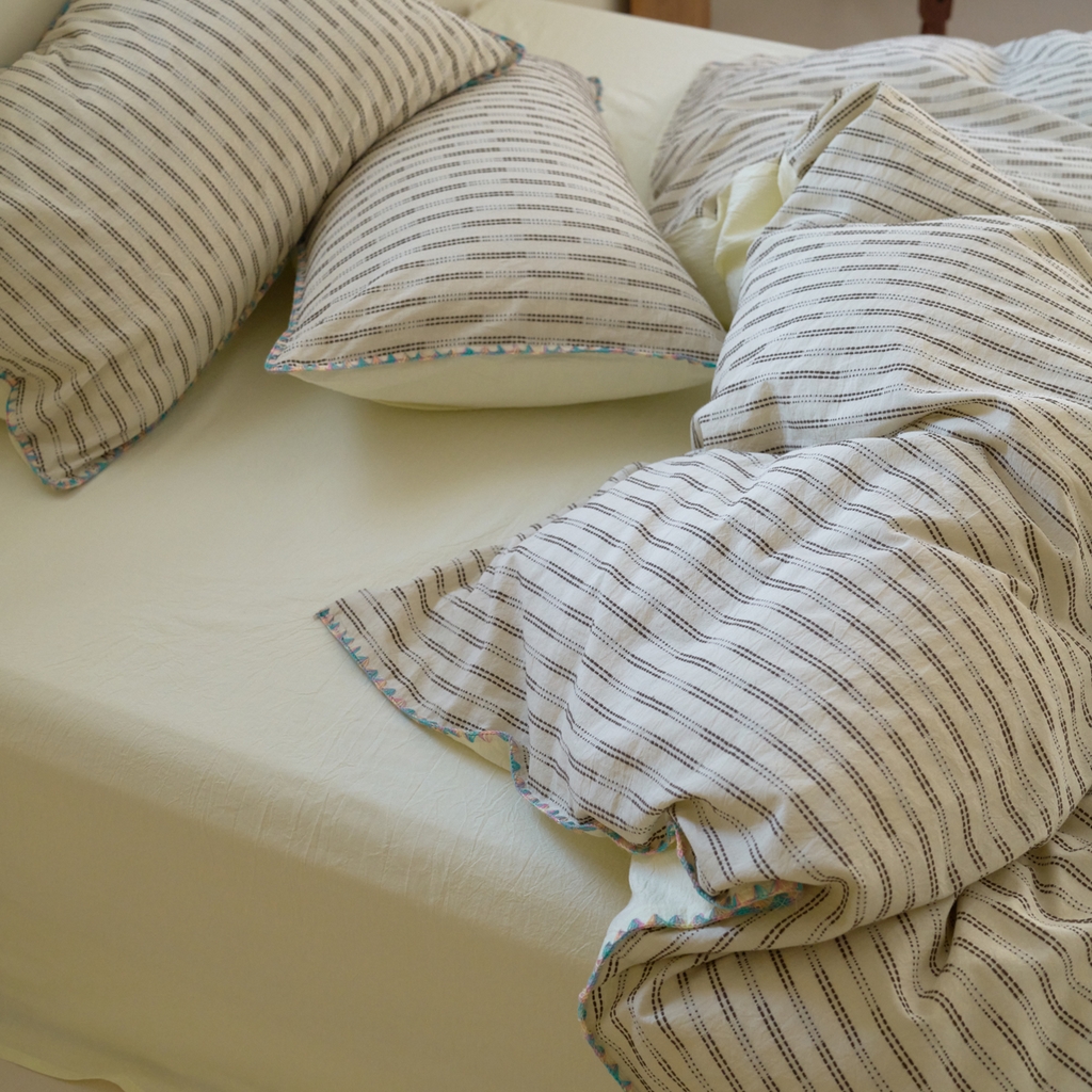 91家纺网 家纺一手货源 找家纺 洋铭区（原狠狠爱） 2025新款慕斯VS早安水洗棉彩边色织提花四件套 慕斯浅奶黄