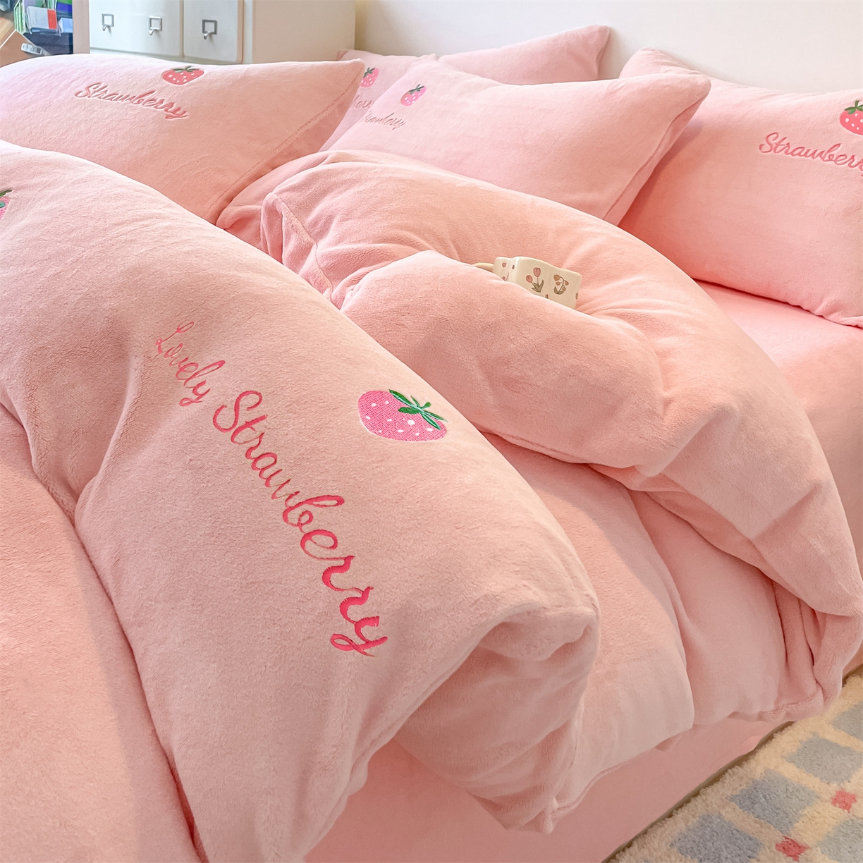 美澳家纺 2025新款刺绣ins小清新高克重牛奶绒四件套床笠款四件套 草莓-粉玉