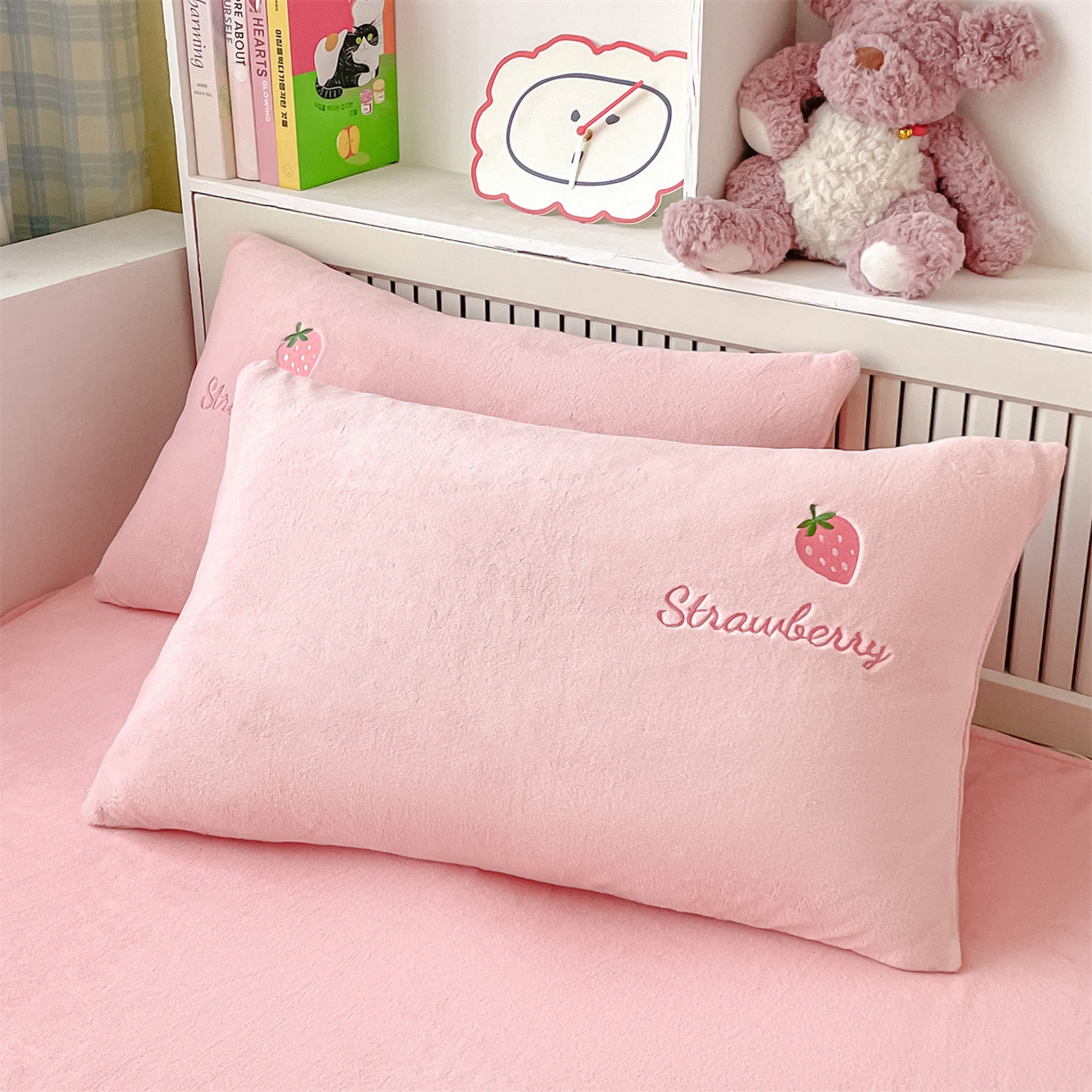 91家纺网 家纺一手货源 找家纺 美澳家纺 2025新款刺绣ins小清新高克重牛奶绒四件套床笠款四件套 草莓-粉玉