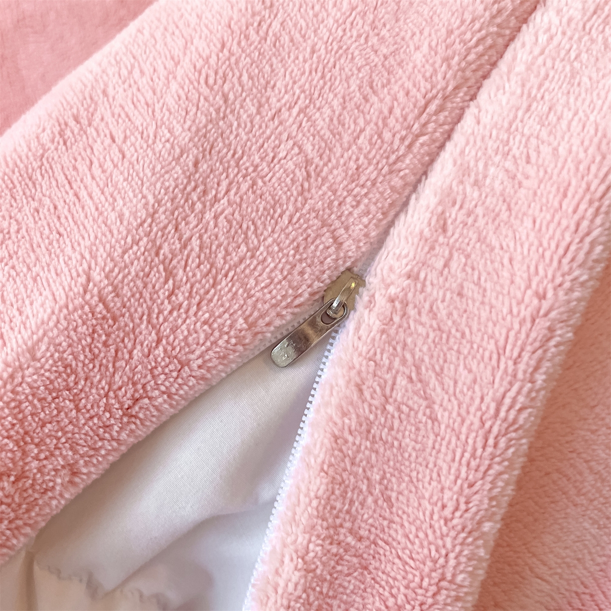 91家纺网 家纺一手货源 找家纺 美澳家纺 2025新款刺绣ins小清新高克重牛奶绒四件套床笠款四件套 草莓-粉玉