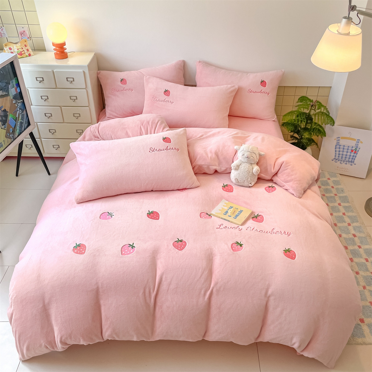 91家纺网 家纺一手货源 找家纺 美澳家纺 2025新款刺绣ins小清新高克重牛奶绒四件套床笠款四件套 草莓-粉玉