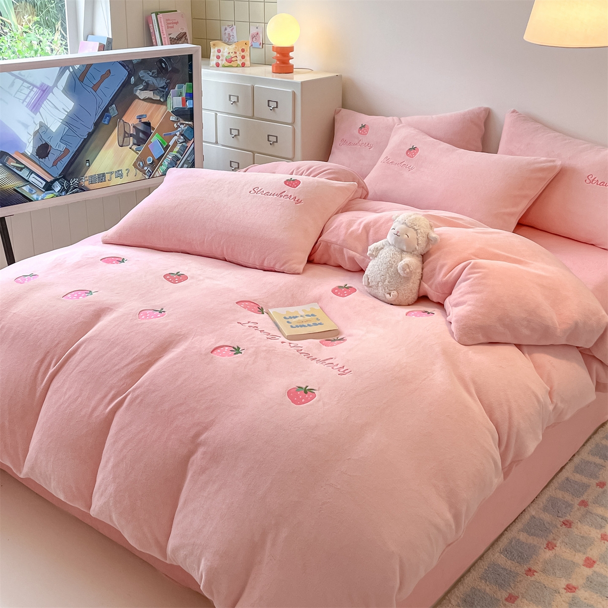 91家纺网 家纺一手货源 找家纺 美澳家纺 2025新款刺绣ins小清新高克重牛奶绒四件套床笠款四件套 草莓-粉玉
