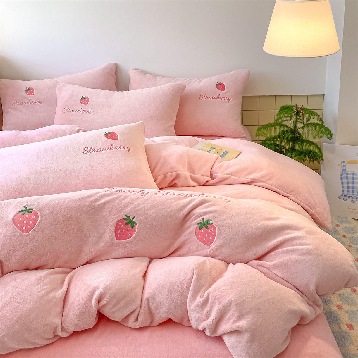 91家纺网 家纺一手货源 找家纺 美澳家纺 2025新款刺绣ins小清新高克重牛奶绒四件套床笠款四件套 草莓-粉玉