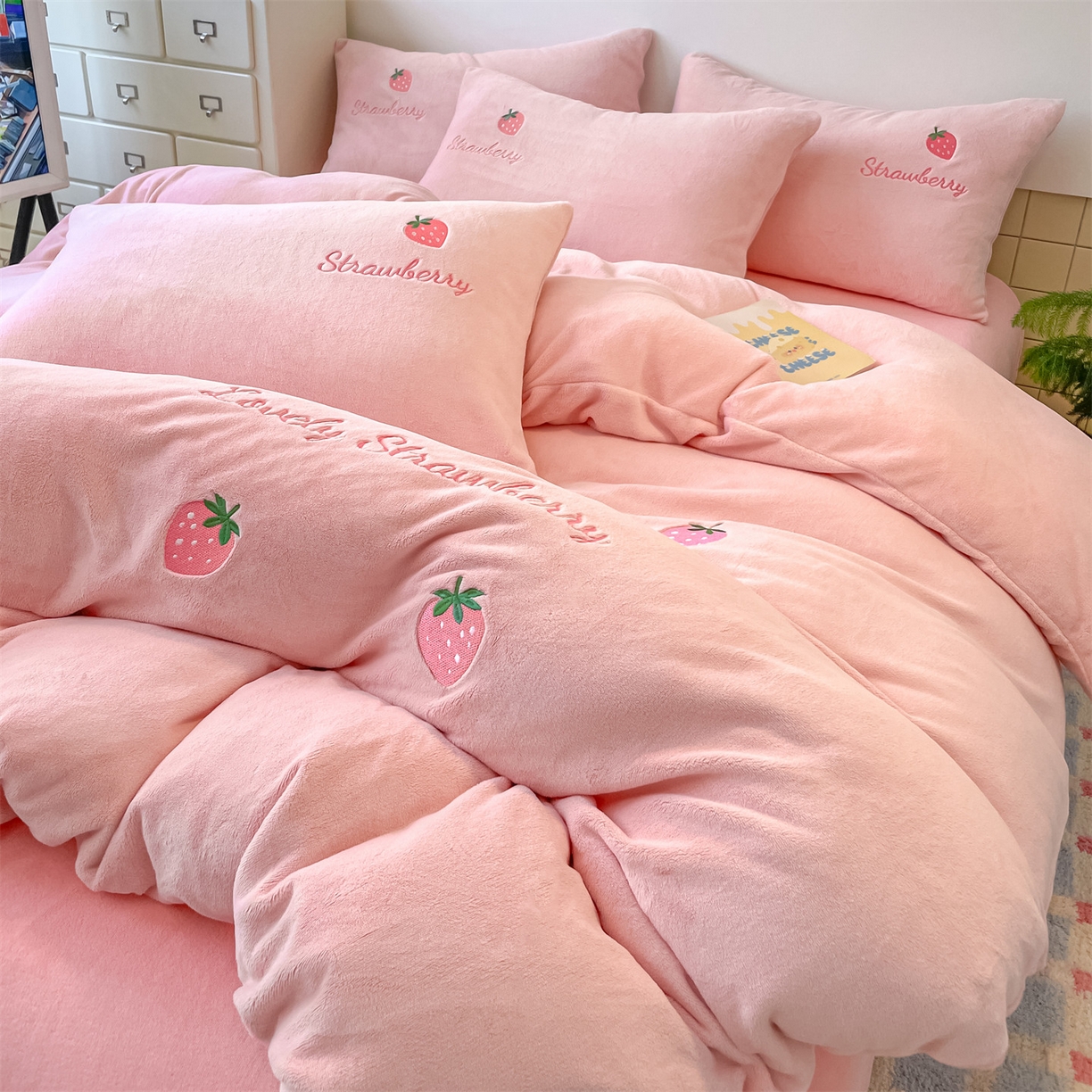 91家纺网 家纺一手货源 找家纺 美澳家纺 2025新款刺绣ins小清新高克重牛奶绒四件套床笠款四件套 草莓-粉玉