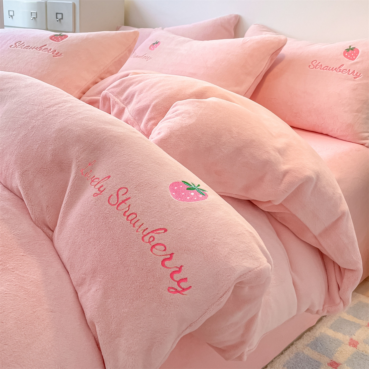 91家纺网 家纺一手货源 找家纺 美澳家纺 2025新款刺绣ins小清新高克重牛奶绒四件套床笠款四件套 草莓-粉玉