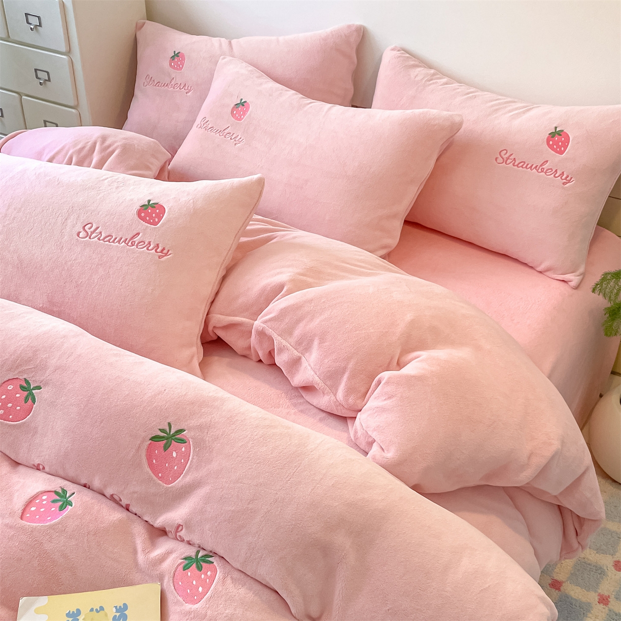 91家纺网 家纺一手货源 找家纺 美澳家纺 2025新款刺绣ins小清新高克重牛奶绒四件套床笠款四件套 草莓-粉玉