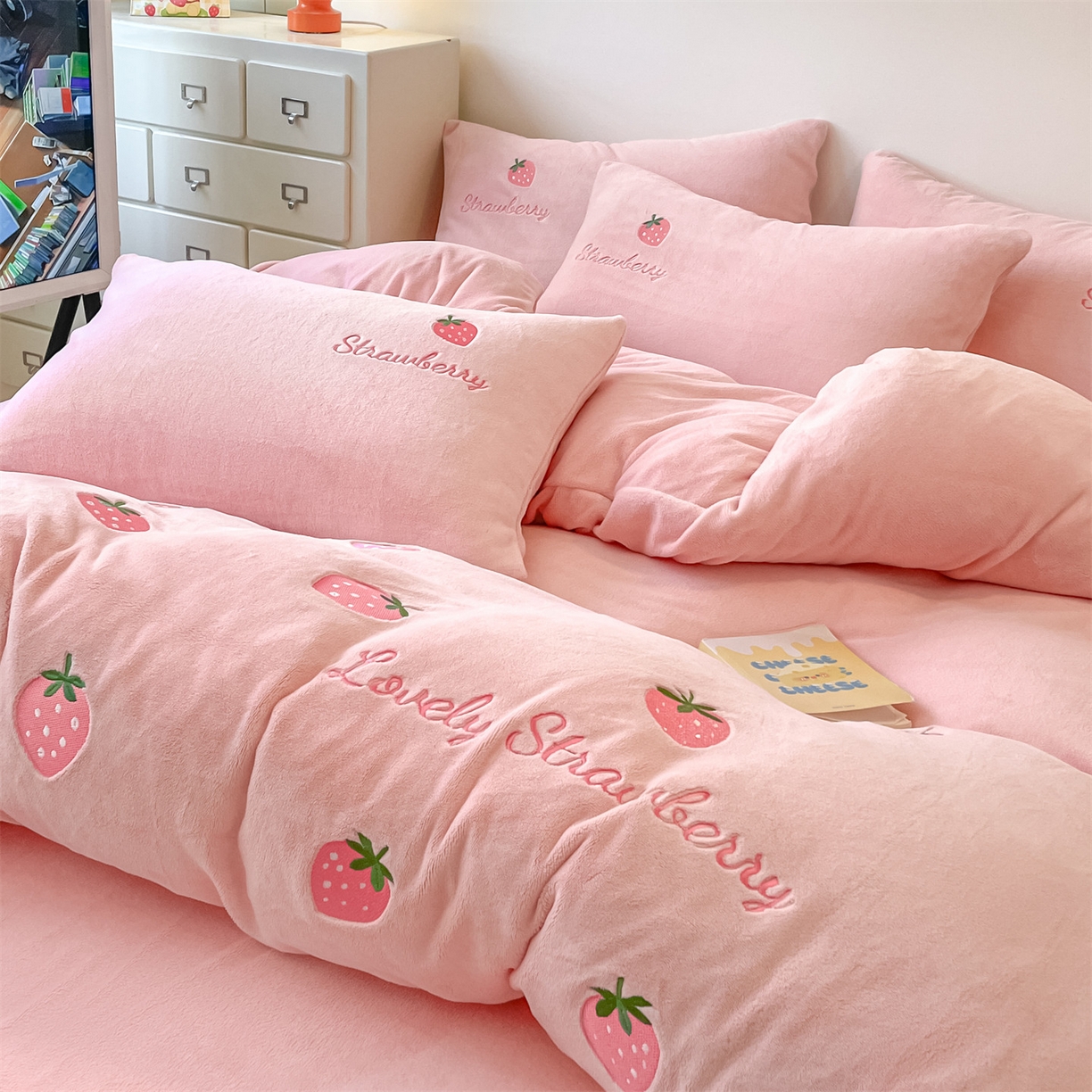 91家纺网 家纺一手货源 找家纺 美澳家纺 2025新款刺绣ins小清新高克重牛奶绒四件套床笠款四件套 草莓-粉玉