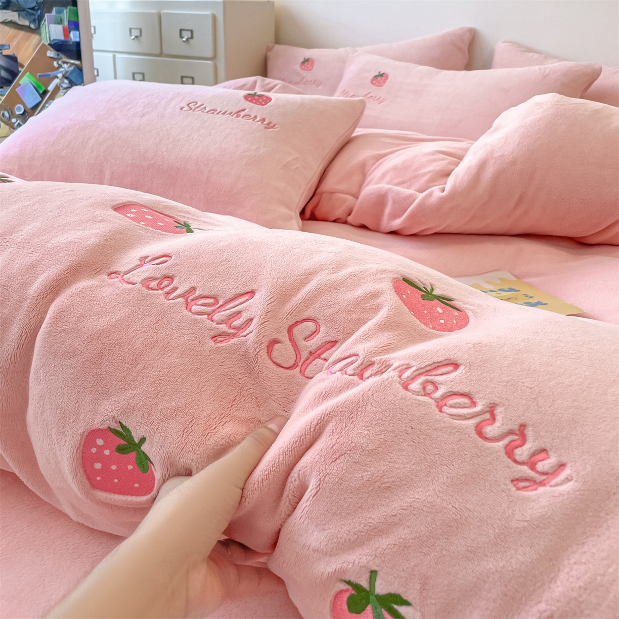 91家纺网 家纺一手货源 找家纺 美澳家纺 2025新款刺绣ins小清新高克重牛奶绒四件套床笠款四件套 草莓-粉玉