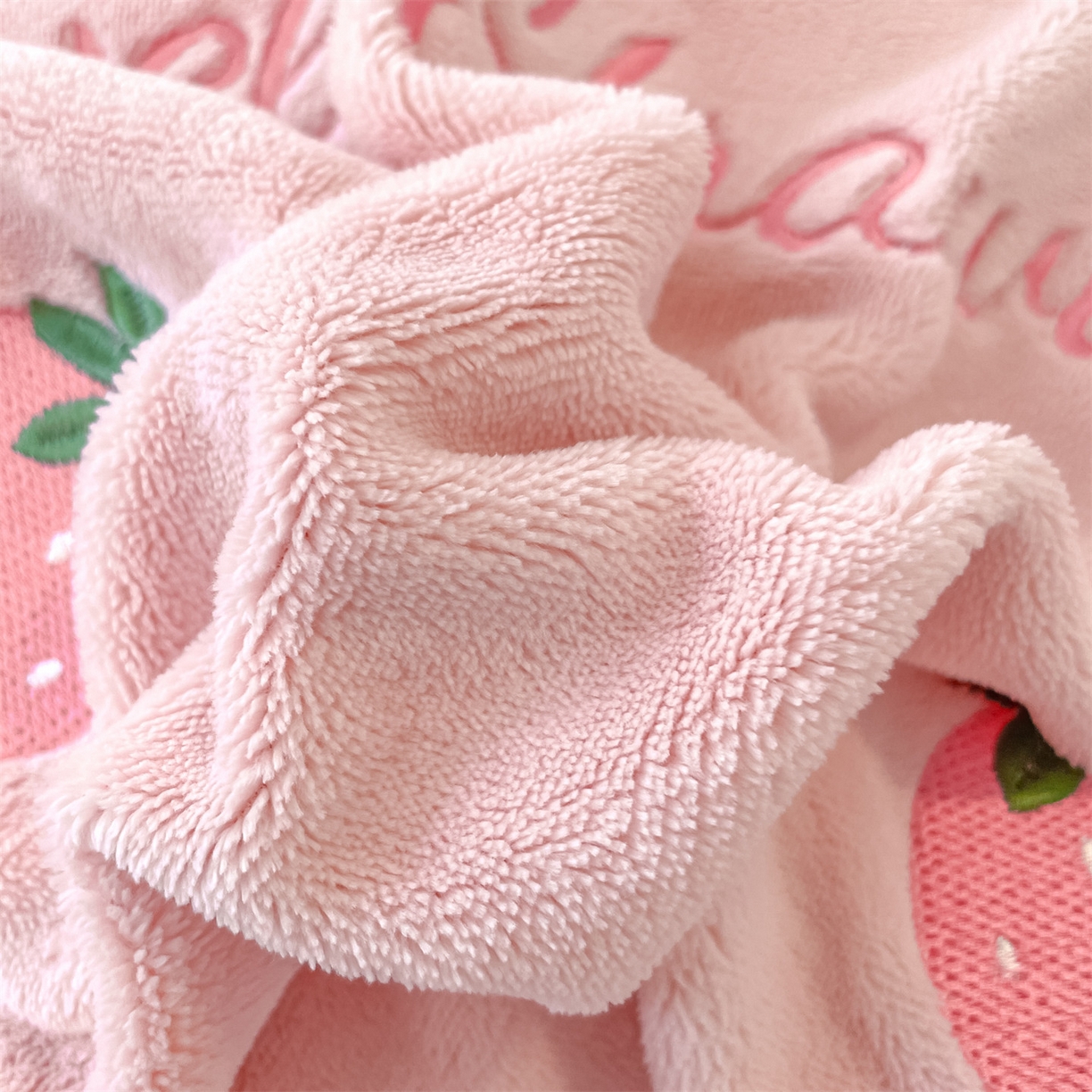 91家纺网 家纺一手货源 找家纺 美澳家纺 2025新款刺绣ins小清新高克重牛奶绒四件套床笠款四件套 草莓-粉玉