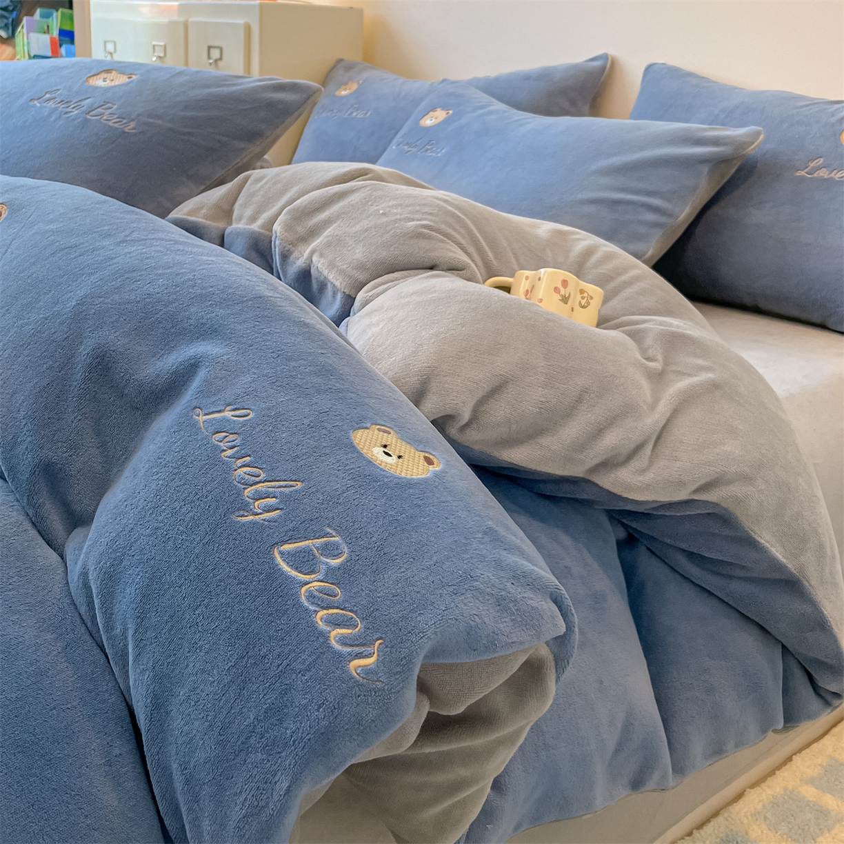 美澳家纺 2025新款刺绣ins小清新高克重牛奶绒四件套床笠款四件套 小熊-蓝