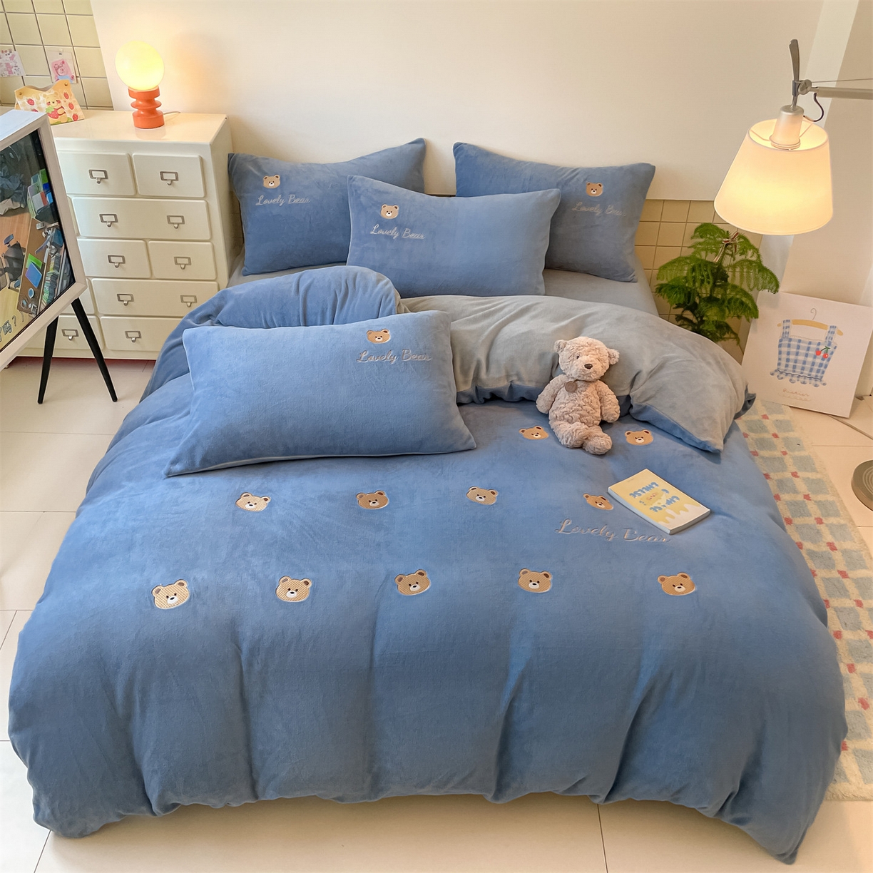 91家纺网 家纺一手货源 找家纺 美澳家纺 2025新款刺绣ins小清新高克重牛奶绒四件套床笠款四件套 小熊-蓝
