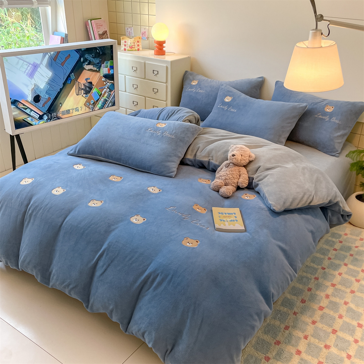 91家纺网 家纺一手货源 找家纺 美澳家纺 2025新款刺绣ins小清新高克重牛奶绒四件套床笠款四件套 小熊-蓝