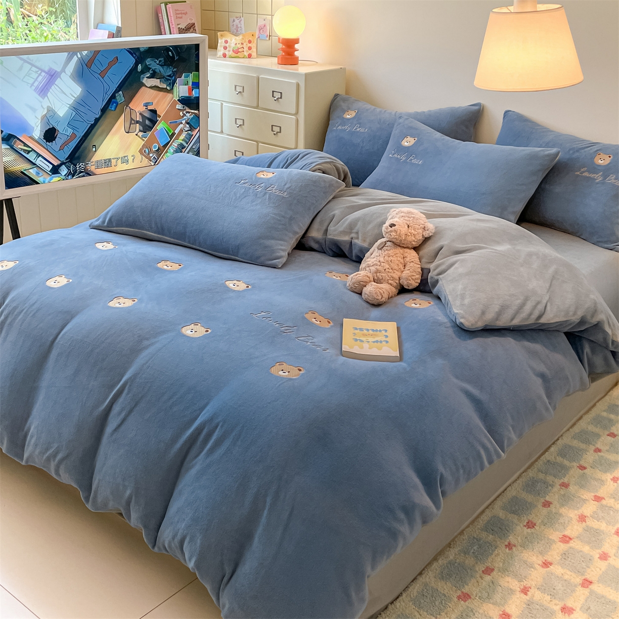 91家纺网 家纺一手货源 找家纺 美澳家纺 2025新款刺绣ins小清新高克重牛奶绒四件套床笠款四件套 小熊-蓝