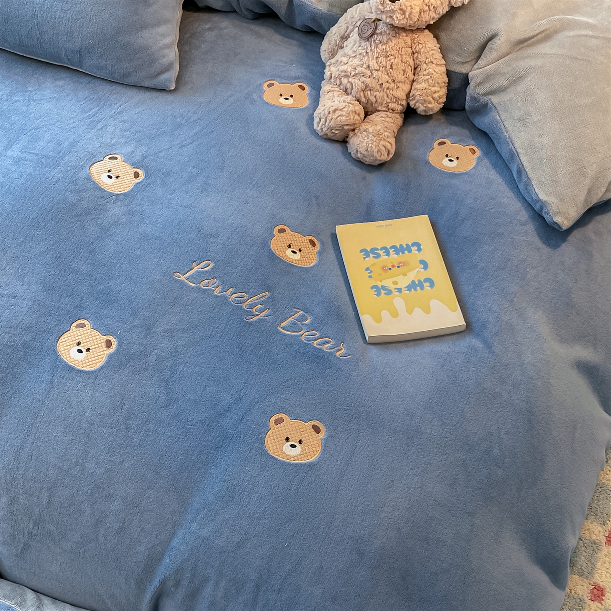 91家纺网 家纺一手货源 找家纺 美澳家纺 2025新款刺绣ins小清新高克重牛奶绒四件套床笠款四件套 小熊-蓝