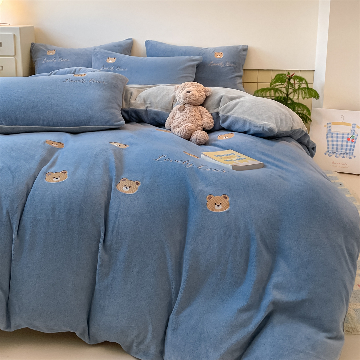 91家纺网 家纺一手货源 找家纺 美澳家纺 2025新款刺绣ins小清新高克重牛奶绒四件套床笠款四件套 小熊-蓝