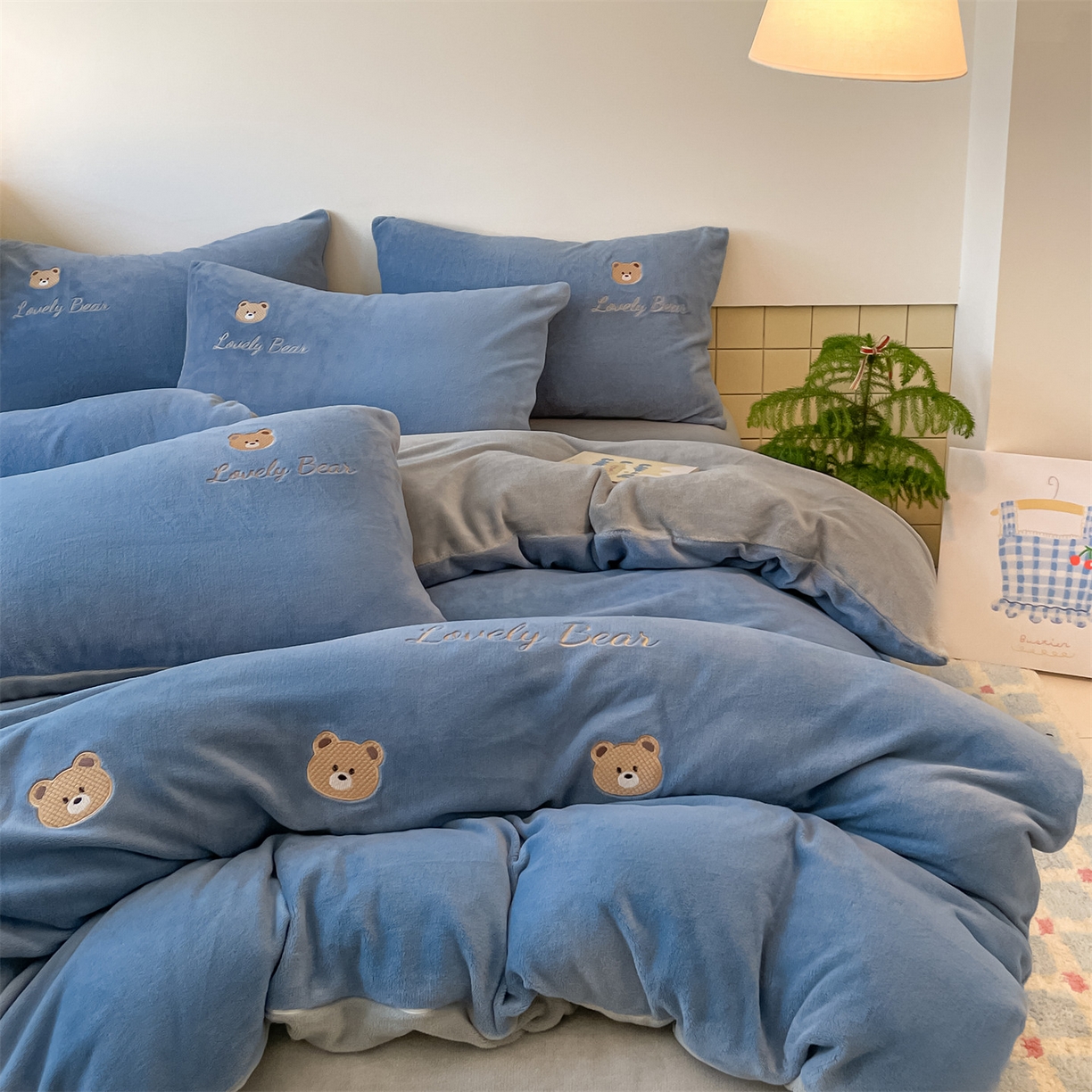 91家纺网 家纺一手货源 找家纺 美澳家纺 2025新款刺绣ins小清新高克重牛奶绒四件套床笠款四件套 小熊-蓝