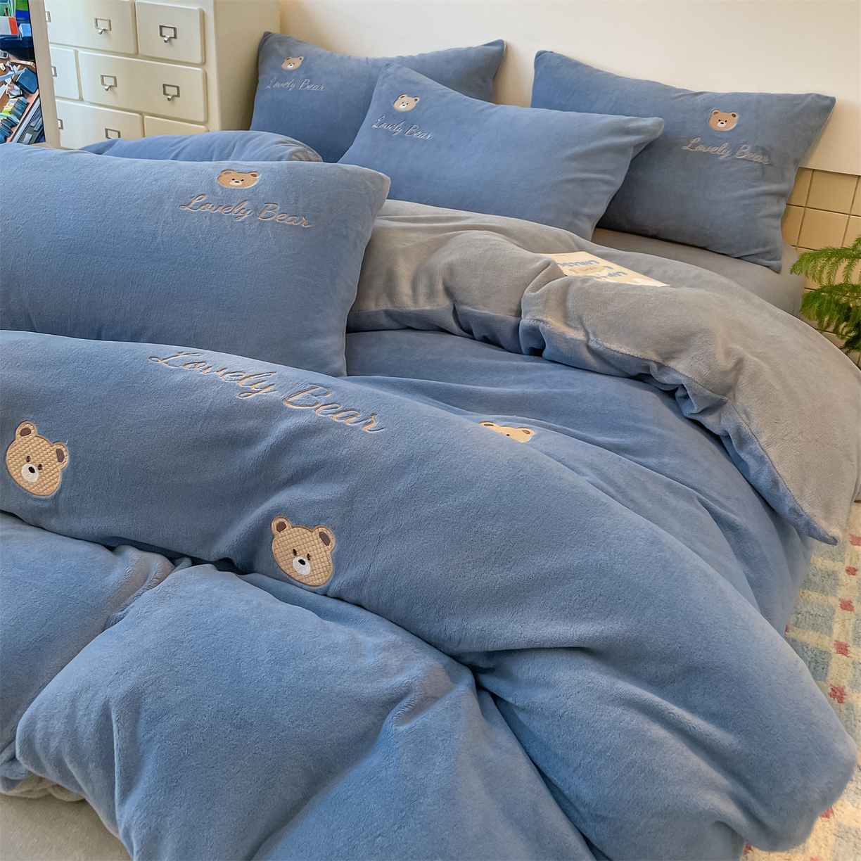 91家纺网 家纺一手货源 找家纺 美澳家纺 2025新款刺绣ins小清新高克重牛奶绒四件套床笠款四件套 小熊-蓝