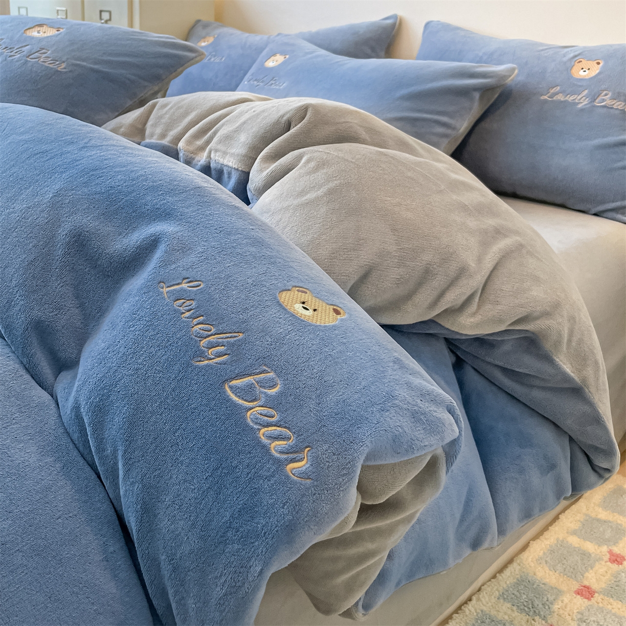 91家纺网 家纺一手货源 找家纺 美澳家纺 2025新款刺绣ins小清新高克重牛奶绒四件套床笠款四件套 小熊-蓝