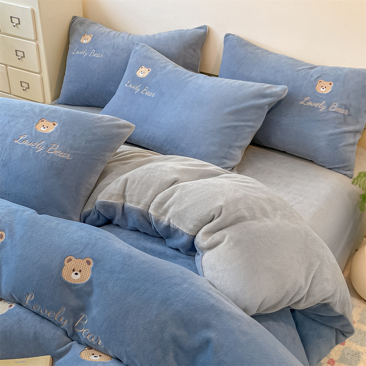 91家纺网 家纺一手货源 找家纺 美澳家纺 2025新款刺绣ins小清新高克重牛奶绒四件套床笠款四件套 小熊-蓝
