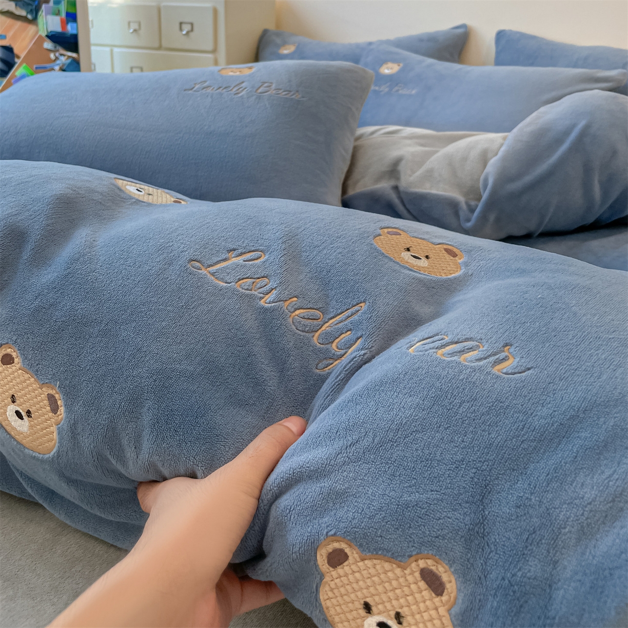 91家纺网 家纺一手货源 找家纺 美澳家纺 2025新款刺绣ins小清新高克重牛奶绒四件套床笠款四件套 小熊-蓝