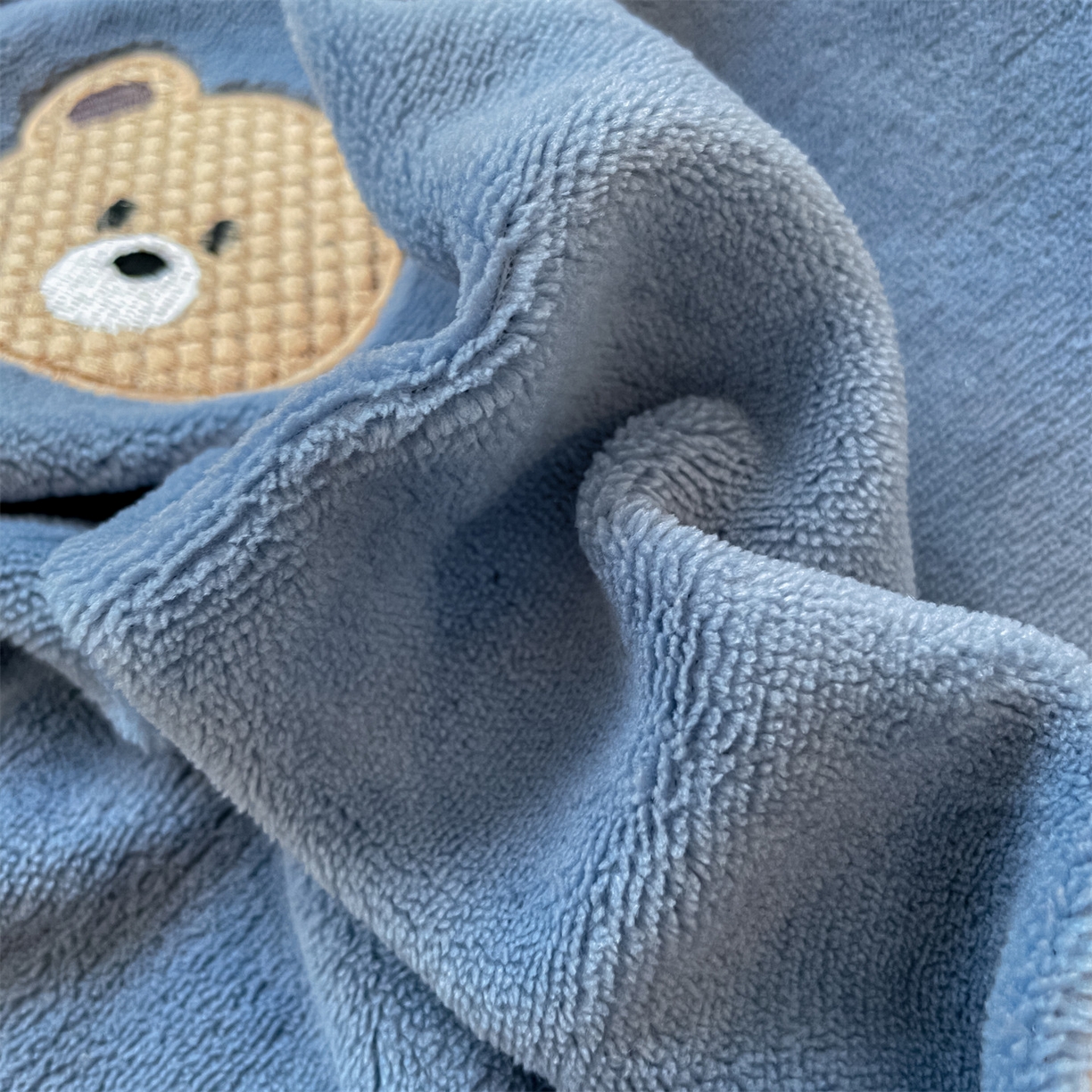 91家纺网 家纺一手货源 找家纺 美澳家纺 2025新款刺绣ins小清新高克重牛奶绒四件套床笠款四件套 小熊-蓝