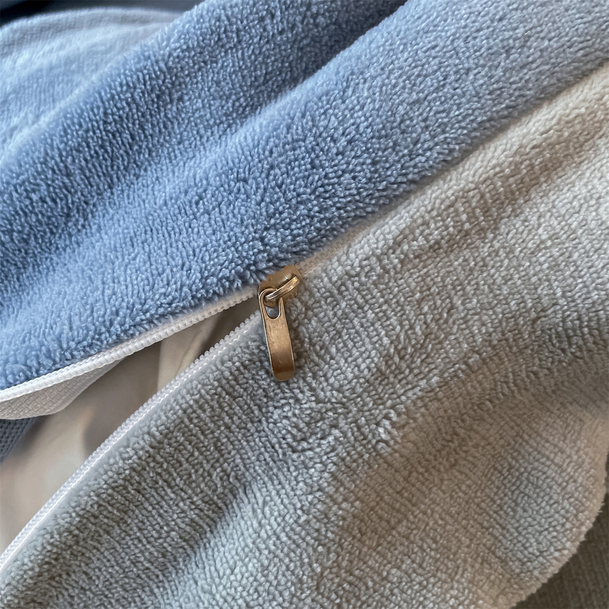 91家纺网 家纺一手货源 找家纺 美澳家纺 2025新款刺绣ins小清新高克重牛奶绒四件套床笠款四件套 小熊-蓝