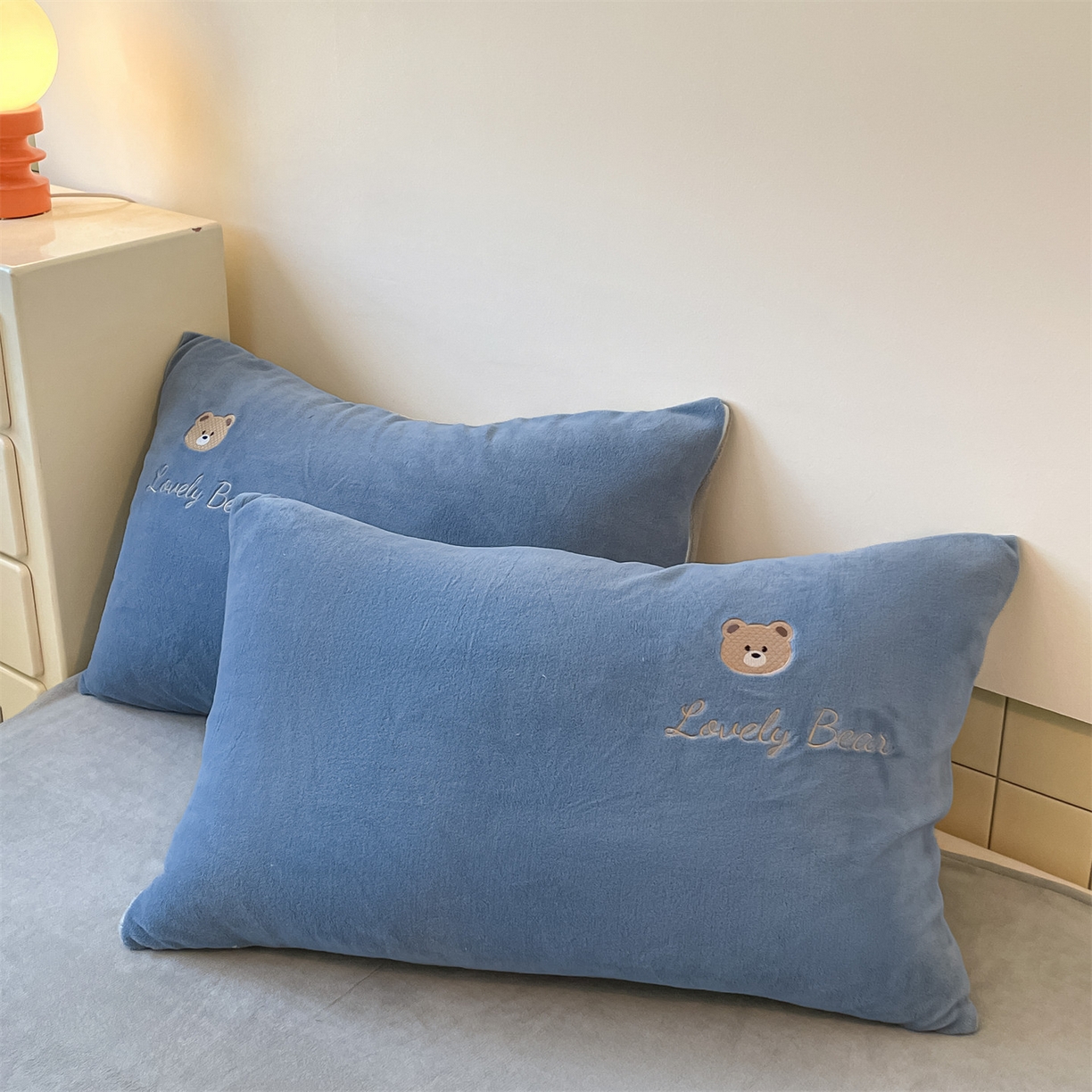 91家纺网 家纺一手货源 找家纺 美澳家纺 2025新款刺绣ins小清新高克重牛奶绒四件套床笠款四件套 小熊-蓝