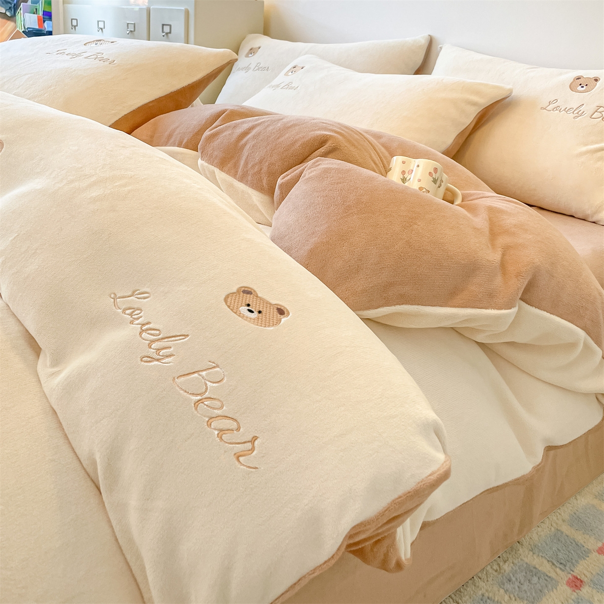 美澳家纺 2025新款刺绣ins小清新高克重牛奶绒四件套床笠款四件套 小熊-奶白