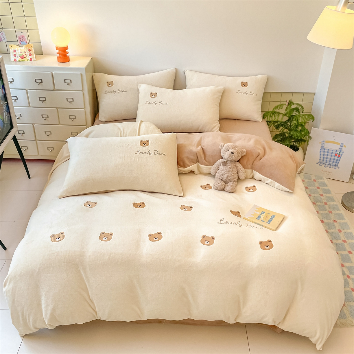 91家纺网 家纺一手货源 找家纺 美澳家纺 2025新款刺绣ins小清新高克重牛奶绒四件套床笠款四件套 小熊-奶白