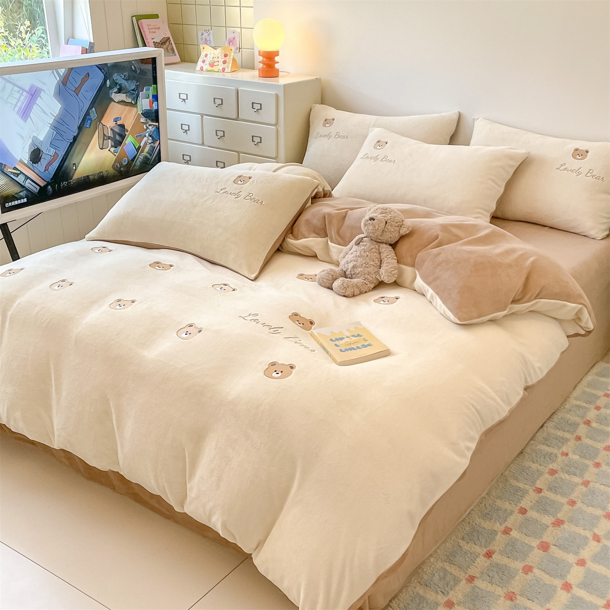 91家纺网 家纺一手货源 找家纺 美澳家纺 2025新款刺绣ins小清新高克重牛奶绒四件套床笠款四件套 小熊-奶白