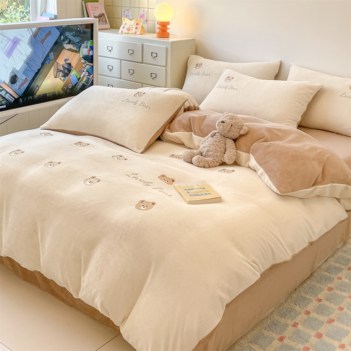 91家纺网 家纺一手货源 找家纺 美澳家纺 2025新款刺绣ins小清新高克重牛奶绒四件套床笠款四件套 小熊-奶白