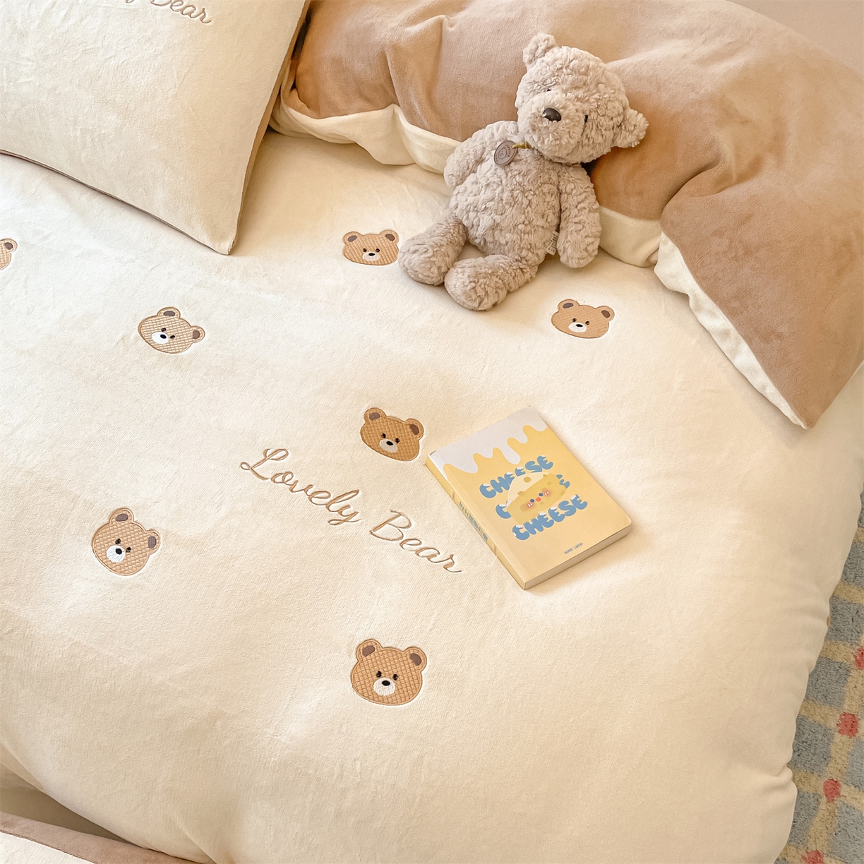 91家纺网 家纺一手货源 找家纺 美澳家纺 2025新款刺绣ins小清新高克重牛奶绒四件套床笠款四件套 小熊-奶白