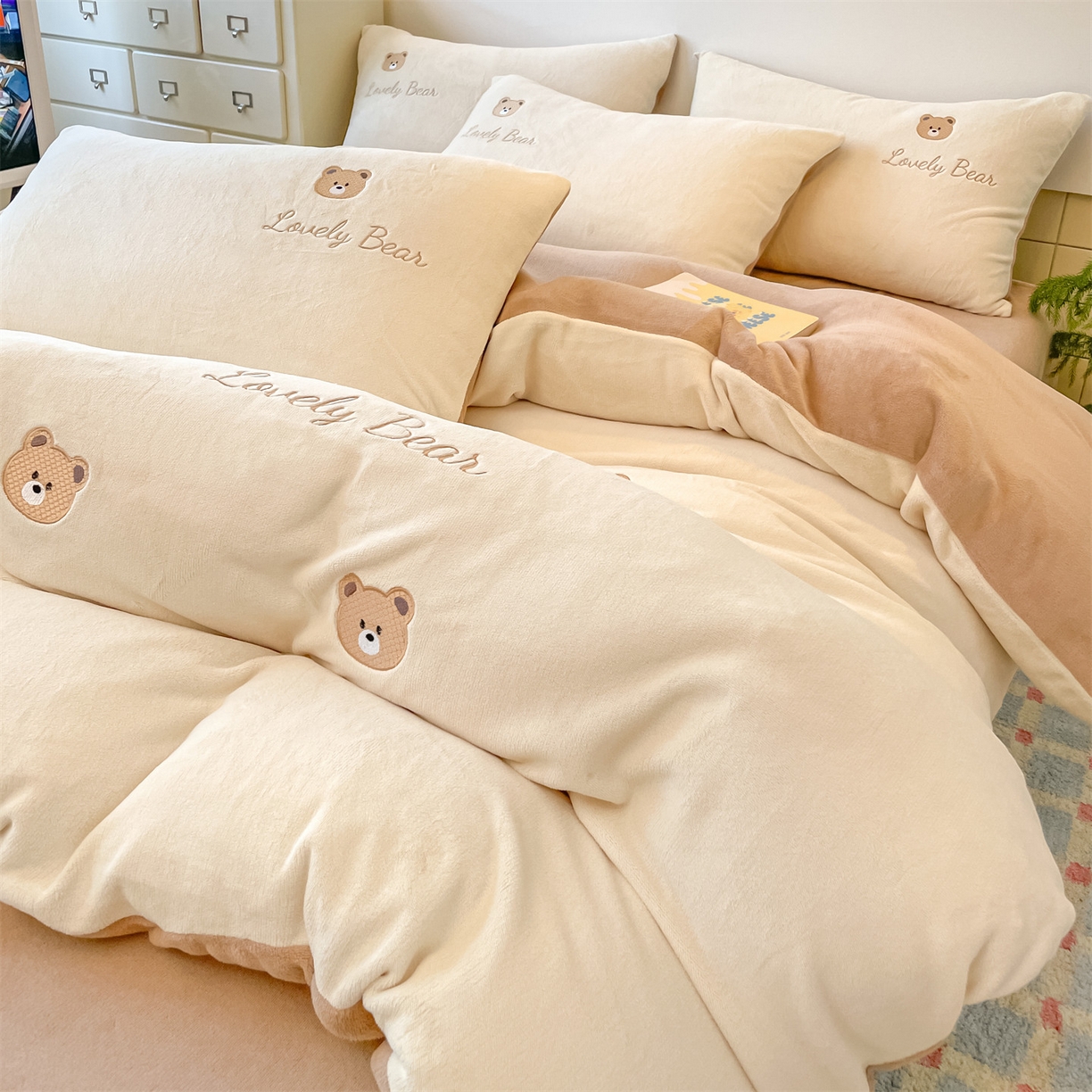 91家纺网 家纺一手货源 找家纺 美澳家纺 2025新款刺绣ins小清新高克重牛奶绒四件套床笠款四件套 小熊-奶白