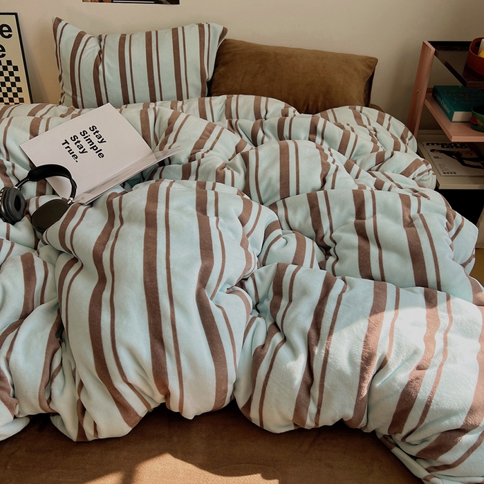 91家纺网 家纺一手货源 找家纺 （总）蜜宿 2025新款混搭条纹牛奶绒四件套（小号默认条纹枕套一只）可以配小号四件套枕套9/一只；标准和加大（默认混搭枕套条纹一只，纯色一只，可以备注更换！）