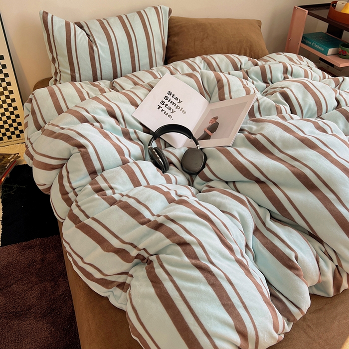 91家纺网 家纺一手货源 找家纺 （总）蜜宿 2025新款混搭条纹牛奶绒四件套（小号默认条纹枕套一只）可以配小号四件套枕套9/一只；标准和加大（默认混搭枕套条纹一只，纯色一只，可以备注更换！）