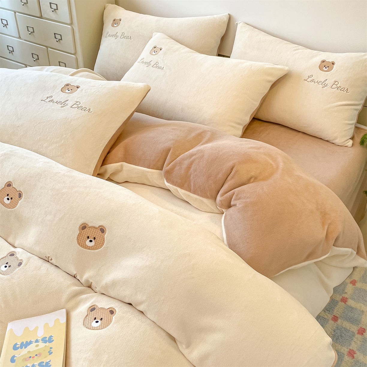 91家纺网 家纺一手货源 找家纺 美澳家纺 2025新款刺绣ins小清新高克重牛奶绒四件套床笠款四件套 小熊-奶白