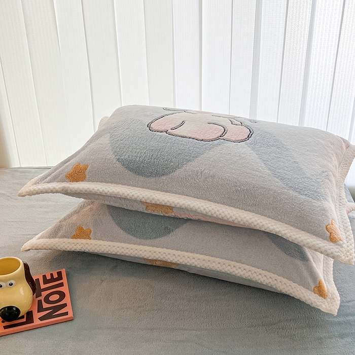 91家纺网 家纺一手货源 找家纺 倾慕  2026新款6D立体雪花绒系列单枕套 时光小狗