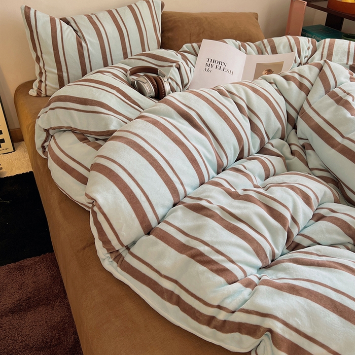 91家纺网 家纺一手货源 找家纺 （总）蜜宿 2025新款混搭条纹牛奶绒四件套（小号默认条纹枕套一只）可以配小号四件套枕套9/一只；标准和加大（默认混搭枕套条纹一只，纯色一只，可以备注更换！）