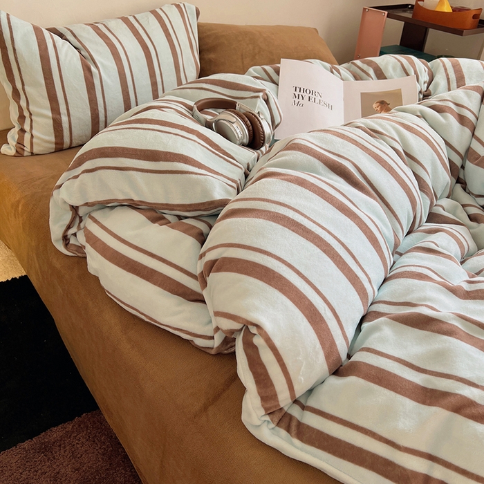 91家纺网 家纺一手货源 找家纺 （总）蜜宿 2025新款混搭条纹牛奶绒四件套（小号默认条纹枕套一只）可以配小号四件套枕套9/一只；标准和加大（默认混搭枕套条纹一只，纯色一只，可以备注更换！）