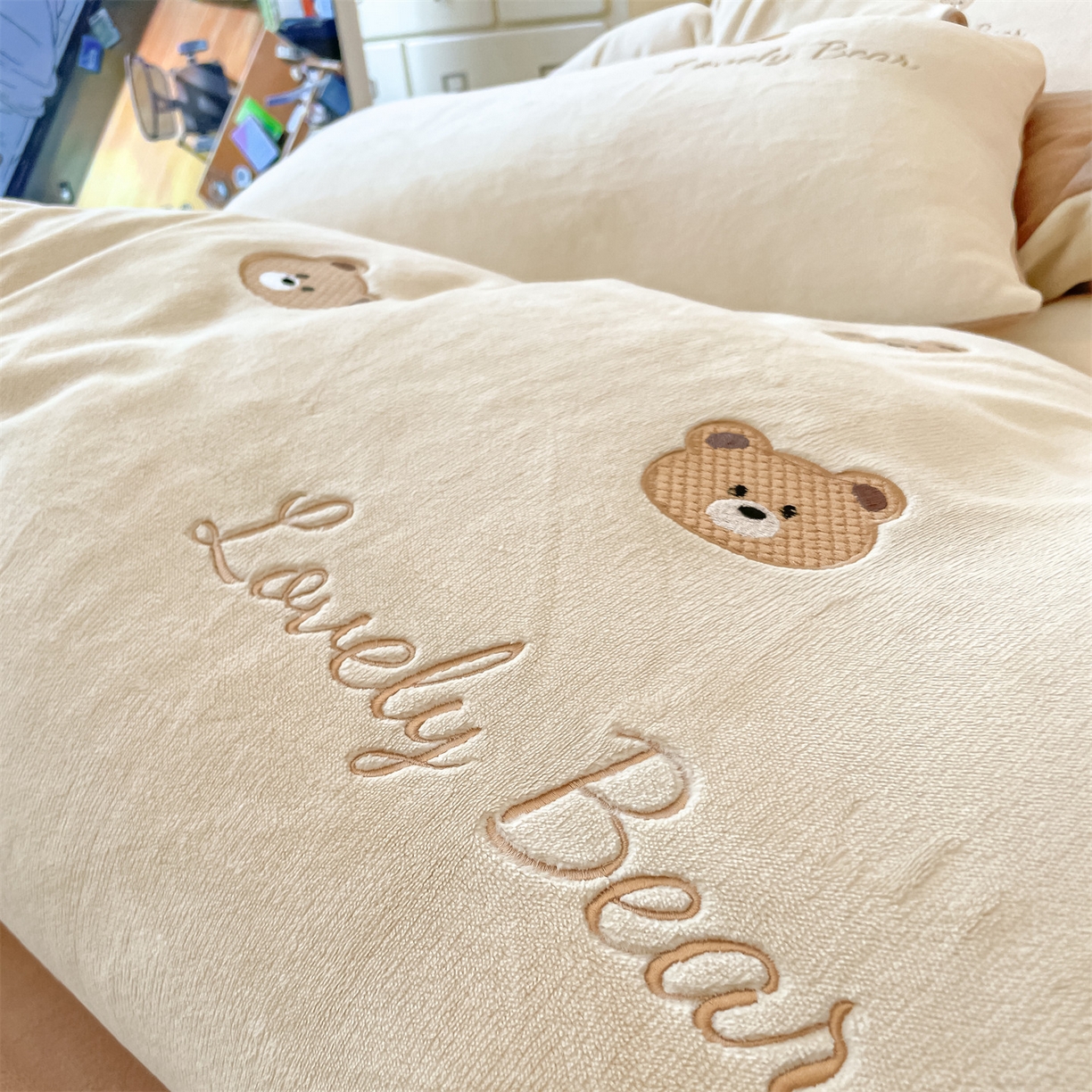 91家纺网 家纺一手货源 找家纺 美澳家纺 2025新款刺绣ins小清新高克重牛奶绒四件套床笠款四件套 小熊-奶白
