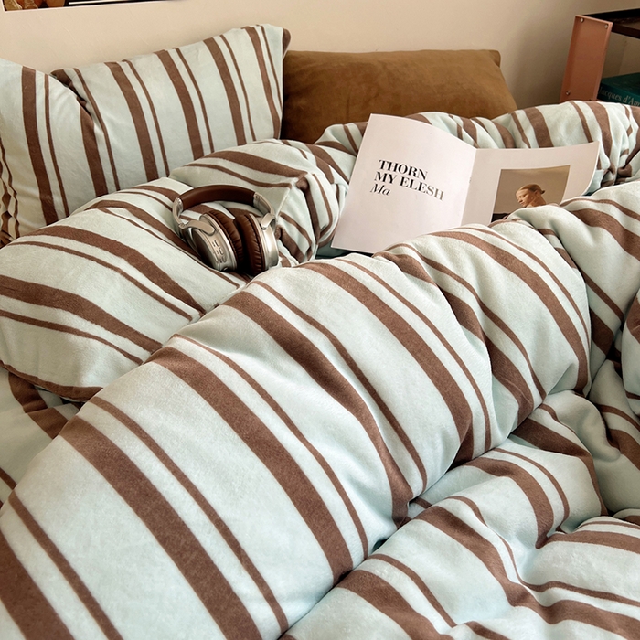 91家纺网 家纺一手货源 找家纺 （总）蜜宿 2025新款混搭条纹牛奶绒四件套（小号默认条纹枕套一只）可以配小号四件套枕套9/一只；标准和加大（默认混搭枕套条纹一只，纯色一只，可以备注更换！）