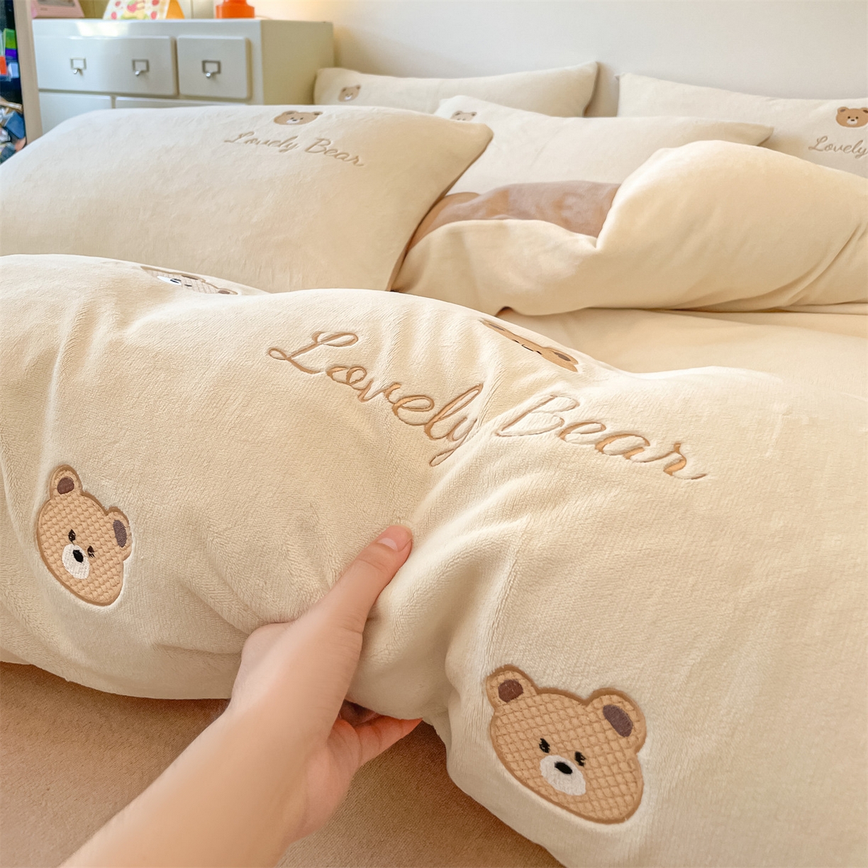 91家纺网 家纺一手货源 找家纺 美澳家纺 2025新款刺绣ins小清新高克重牛奶绒四件套床笠款四件套 小熊-奶白
