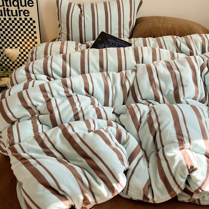 91家纺网 家纺一手货源 找家纺 （总）蜜宿 2025新款混搭条纹牛奶绒四件套（小号默认条纹枕套一只）可以配小号四件套枕套9/一只；标准和加大（默认混搭枕套条纹一只，纯色一只，可以备注更换！）